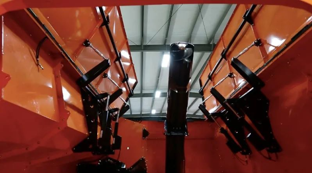 四個HD電動推桿在折疊門的側面，每一個都是通過J1939 CAN總線通訊的